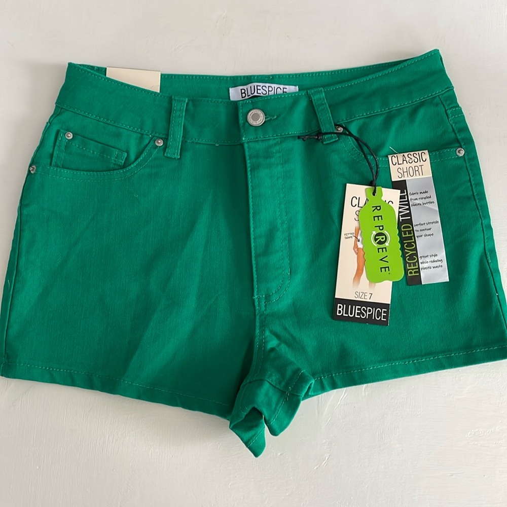 NWT Green Classic Short Size 7